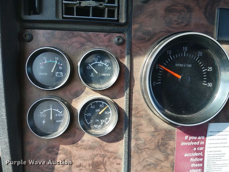 image for item EC1309 2000 Kenworth T800 semi truck