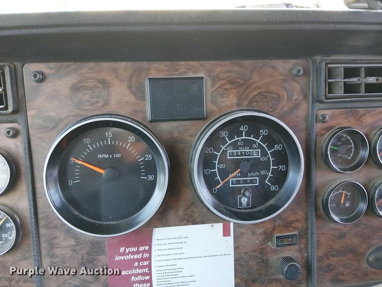 image for item EC1309 2000 Kenworth T800 semi truck