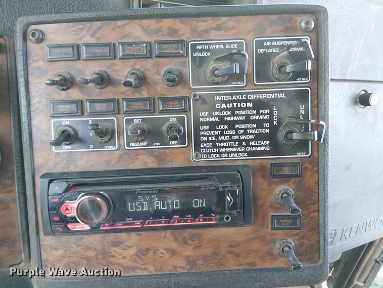 image for item EC1309 2000 Kenworth T800 semi truck