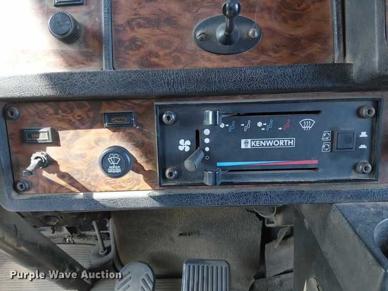 image for item EC1309 2000 Kenworth T800 semi truck