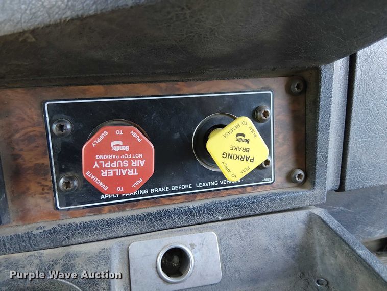 image for item EC1309 2000 Kenworth T800 semi truck