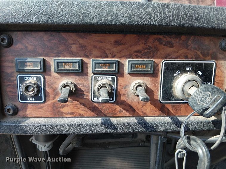 image for item EC1309 2000 Kenworth T800 semi truck