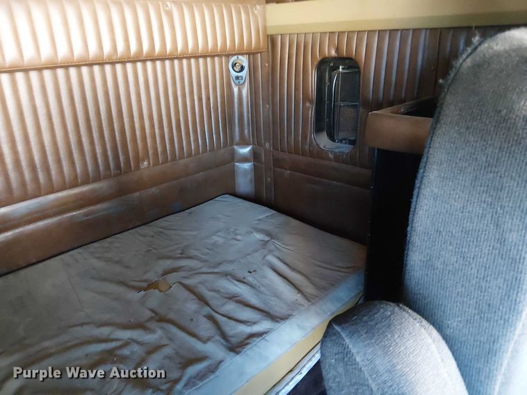 image for item EC1309 2000 Kenworth T800 semi truck