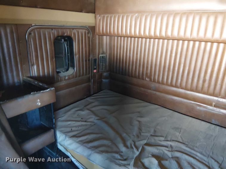 image for item EC1309 2000 Kenworth T800 semi truck