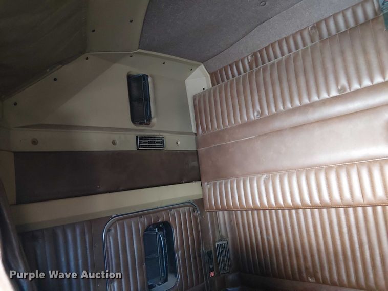 image for item EC1309 2000 Kenworth T800 semi truck