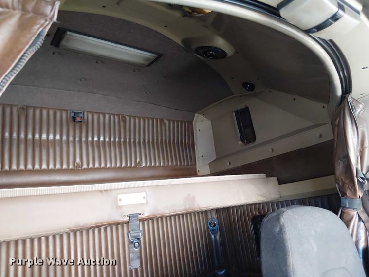 image for item EC1309 2000 Kenworth T800 semi truck