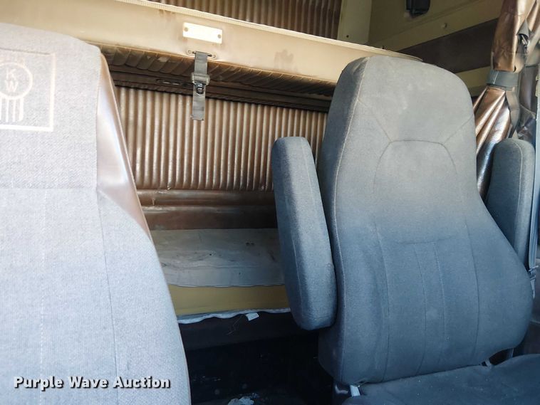 image for item EC1309 2000 Kenworth T800 semi truck