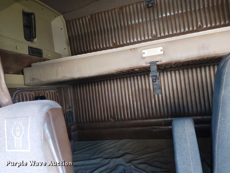 image for item EC1309 2000 Kenworth T800 semi truck