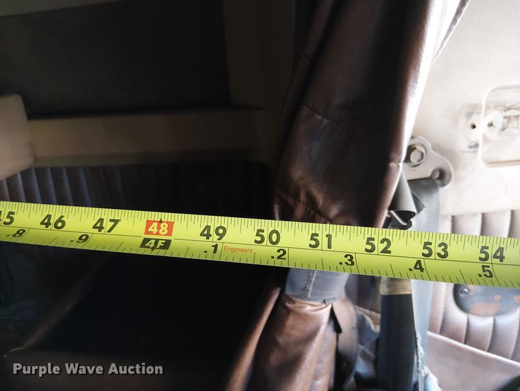 image for item EC1309 2000 Kenworth T800 semi truck