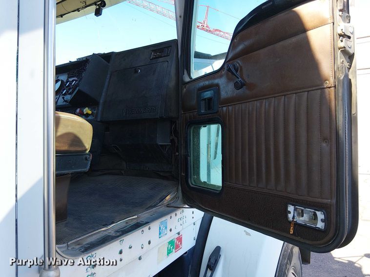image for item EC1309 2000 Kenworth T800 semi truck
