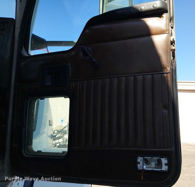 image for item EC1309 2000 Kenworth T800 semi truck