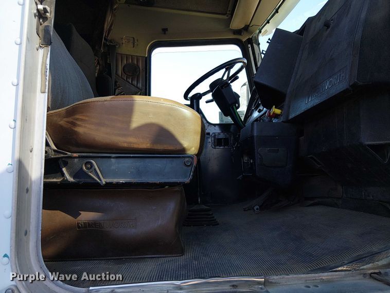 image for item EC1309 2000 Kenworth T800 semi truck