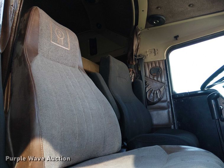 image for item EC1309 2000 Kenworth T800 semi truck