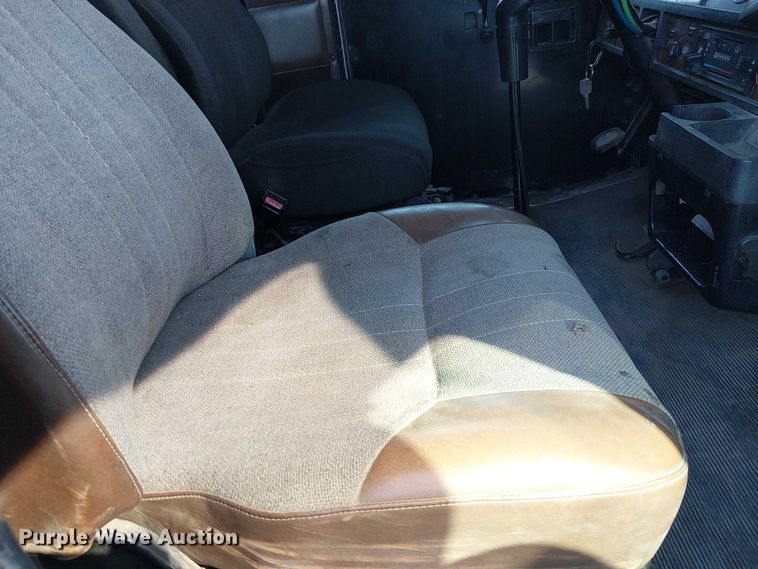 image for item EC1309 2000 Kenworth T800 semi truck