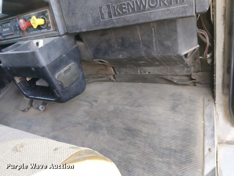 image for item EC1309 2000 Kenworth T800 semi truck