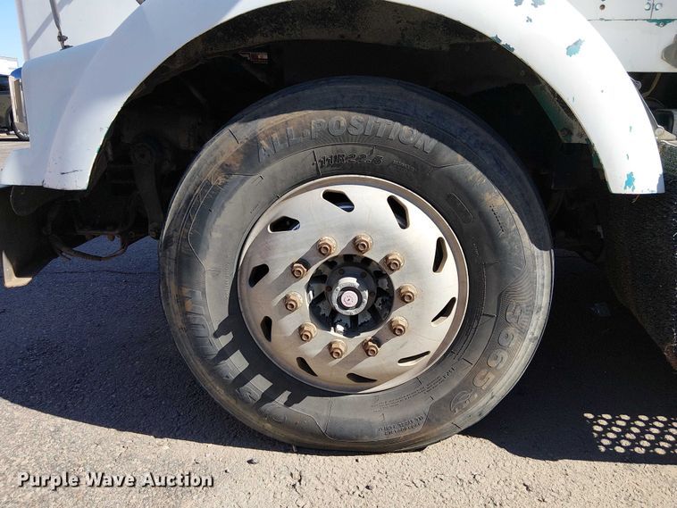 image for item EC1309 2000 Kenworth T800 semi truck