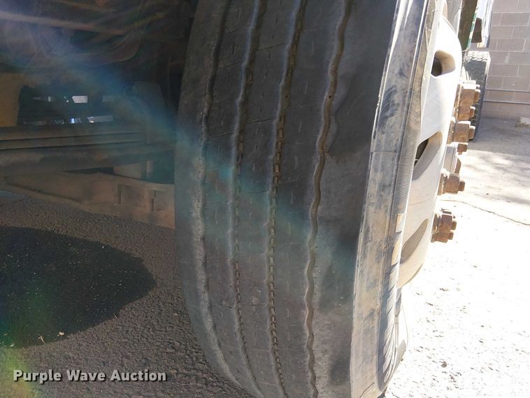 image for item EC1309 2000 Kenworth T800 semi truck