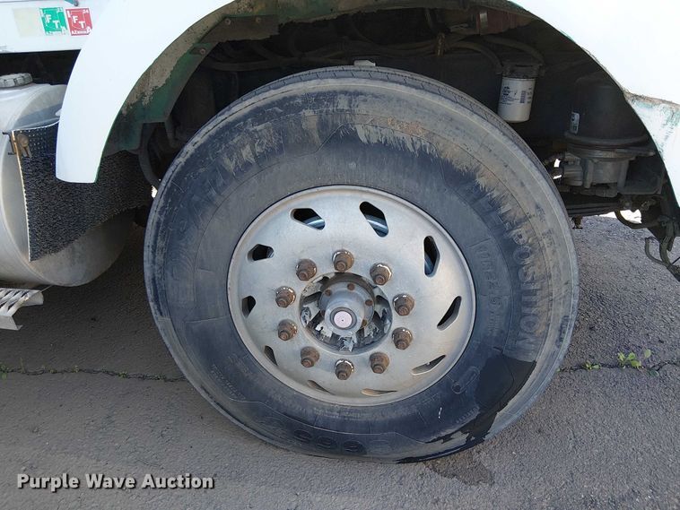 image for item EC1309 2000 Kenworth T800 semi truck