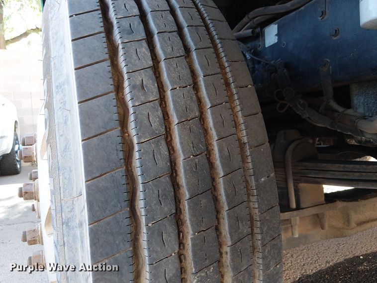 image for item EC1309 2000 Kenworth T800 semi truck