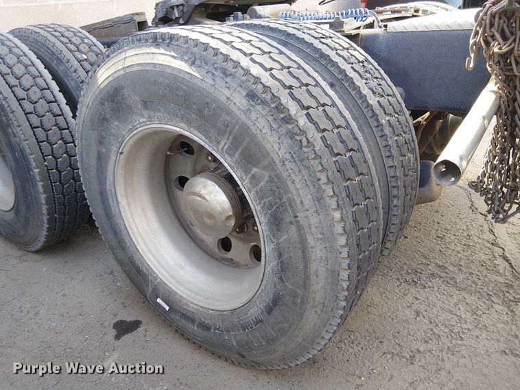 image for item EC1309 2000 Kenworth T800 semi truck