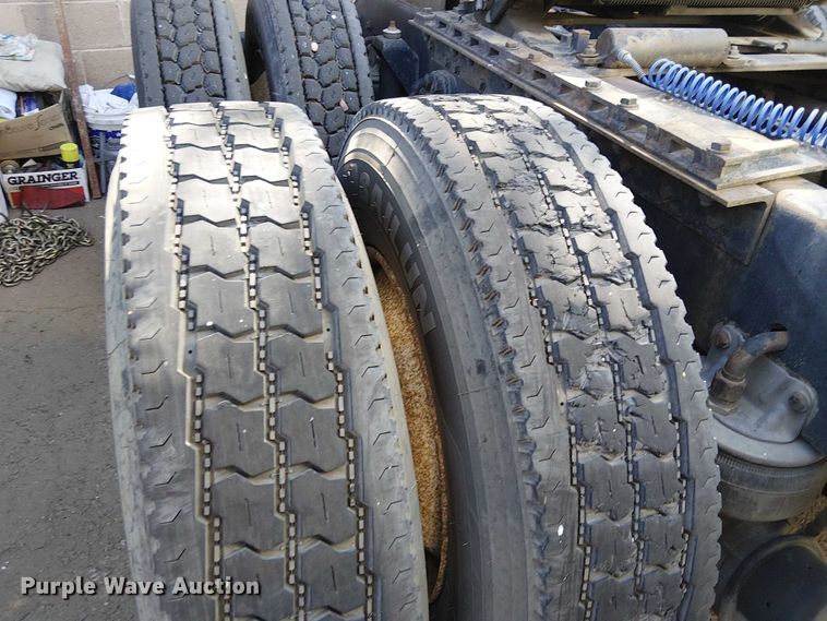 image for item EC1309 2000 Kenworth T800 semi truck