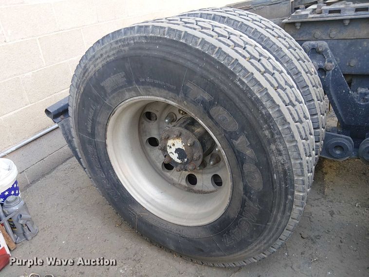 image for item EC1309 2000 Kenworth T800 semi truck