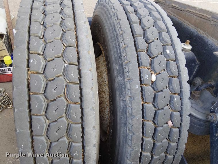 image for item EC1309 2000 Kenworth T800 semi truck