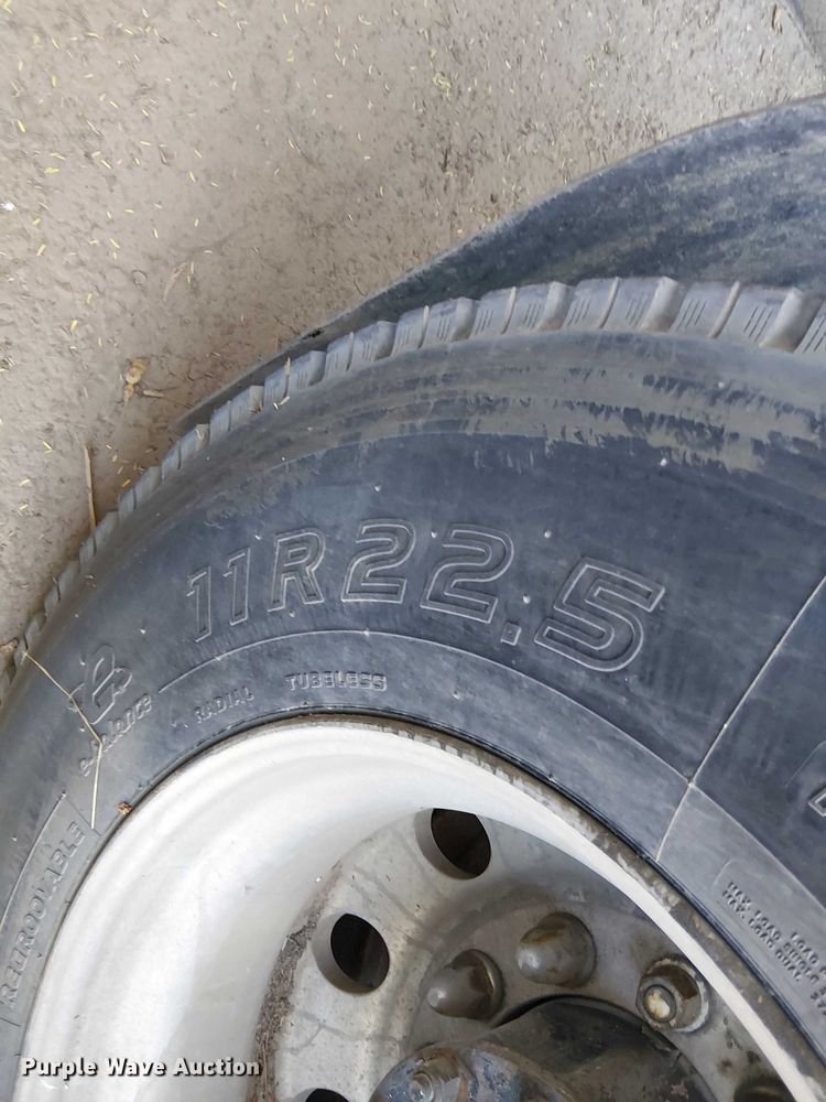 image for item EC1309 2000 Kenworth T800 semi truck