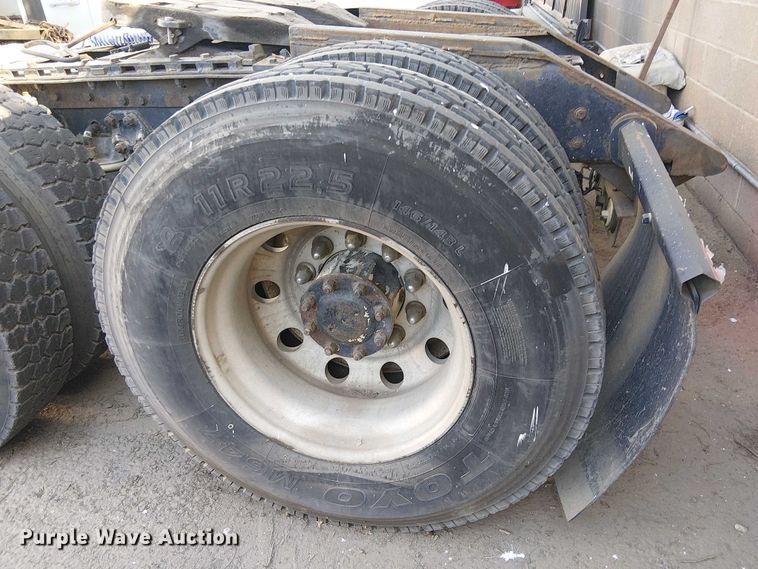 image for item EC1309 2000 Kenworth T800 semi truck