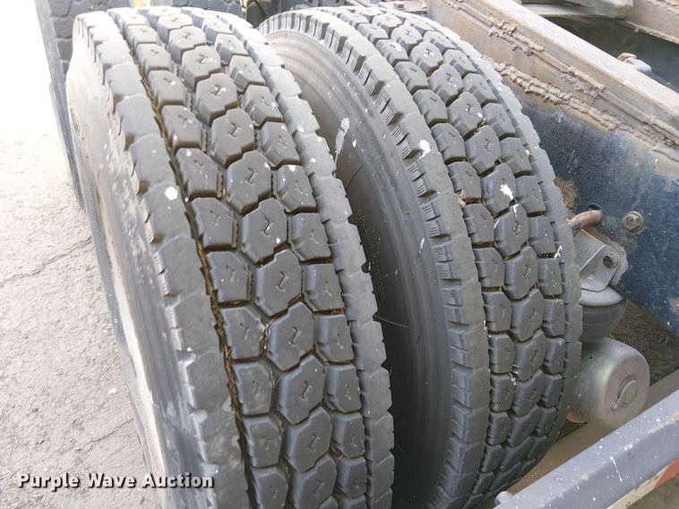 image for item EC1309 2000 Kenworth T800 semi truck