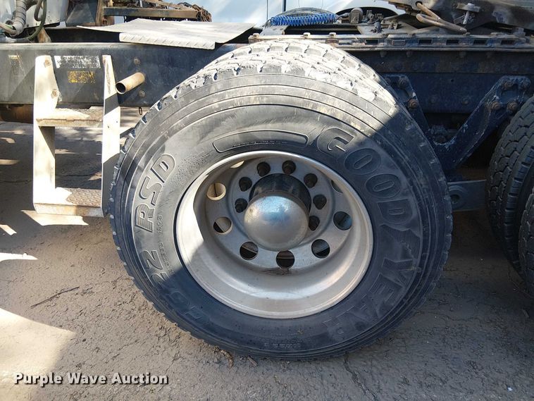 image for item EC1309 2000 Kenworth T800 semi truck