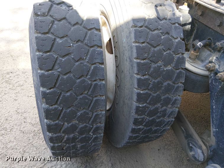 image for item EC1309 2000 Kenworth T800 semi truck