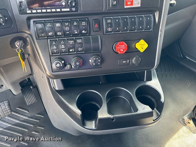 image for item EC3587 2020 International LT625 semi truck