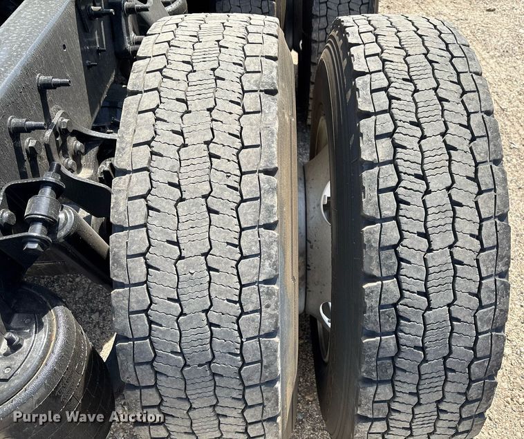 image for item EC3587 2020 International LT625 semi truck