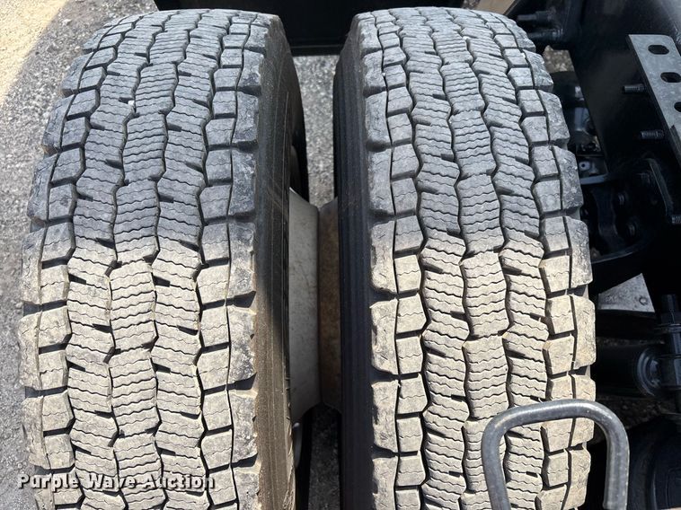 image for item EC3587 2020 International LT625 semi truck