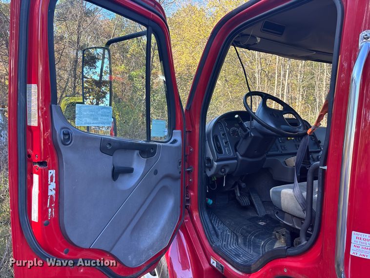 image for item EC3901 2015 Freightliner M2 truck cab and chassis