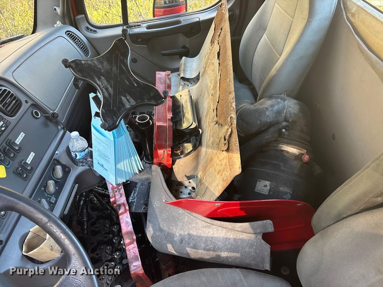 image for item EC3901 2015 Freightliner M2 truck cab and chassis