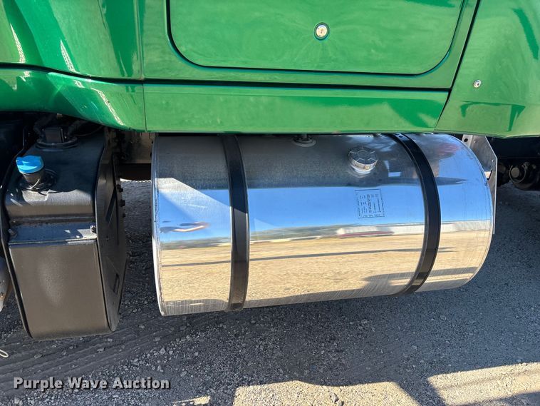 image for item EC3904 2020 International LT625 semi truck