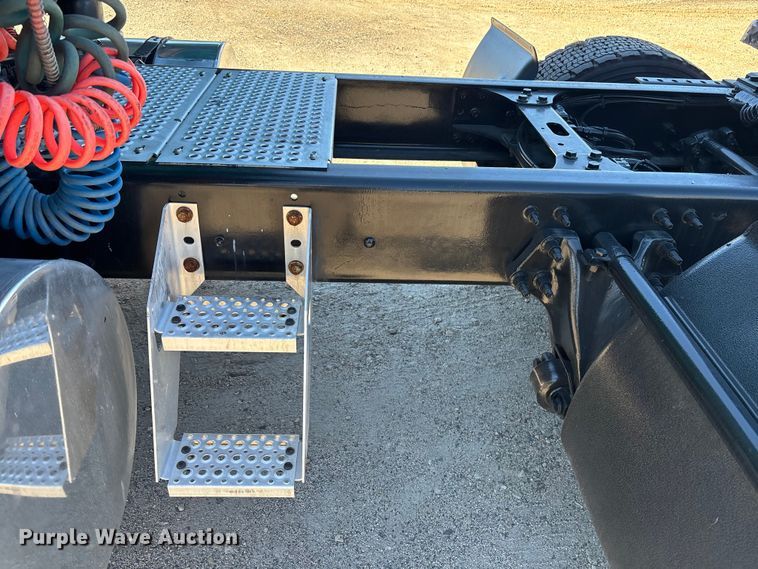 image for item EC3904 2020 International LT625 semi truck