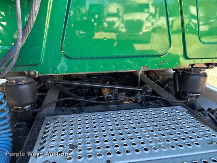 image for item EC3904 2020 International LT625 semi truck