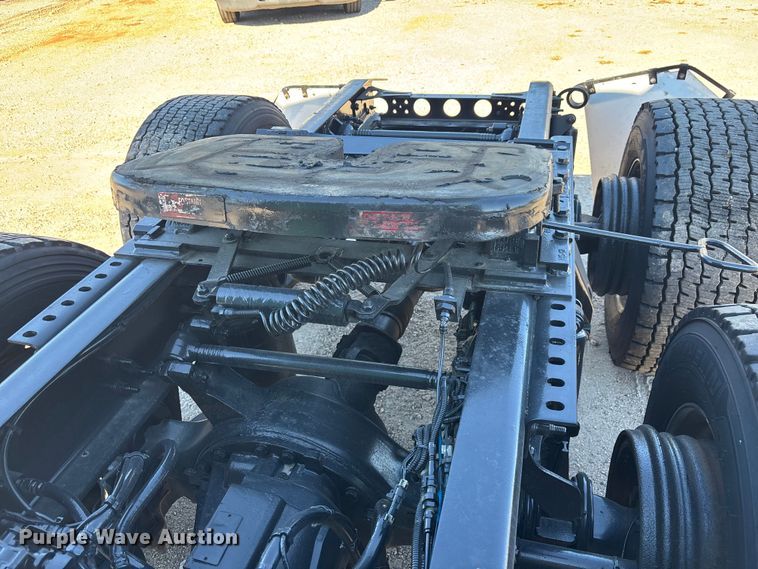 image for item EC3904 2020 International LT625 semi truck