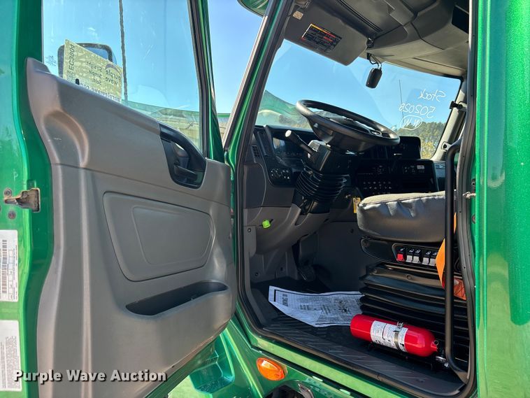 image for item EC3904 2020 International LT625 semi truck