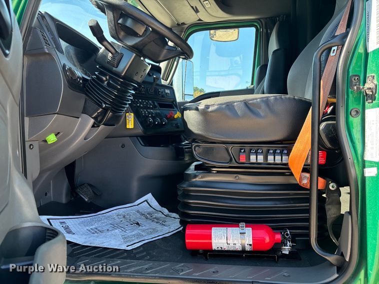 image for item EC3904 2020 International LT625 semi truck