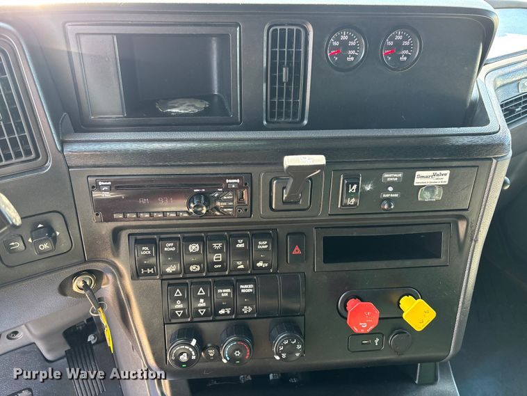 image for item EC3904 2020 International LT625 semi truck