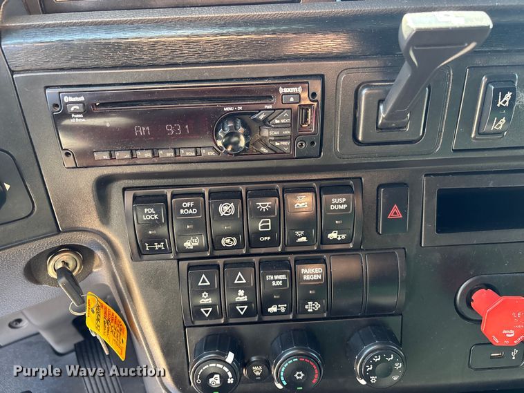 image for item EC3904 2020 International LT625 semi truck