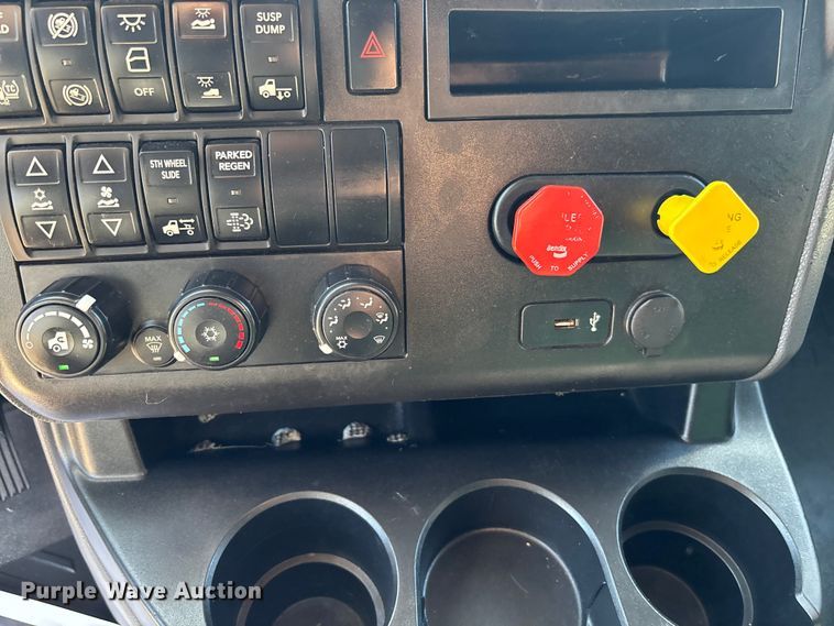 image for item EC3904 2020 International LT625 semi truck