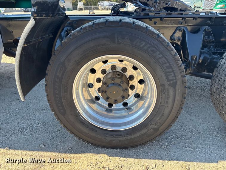 image for item EC3904 2020 International LT625 semi truck