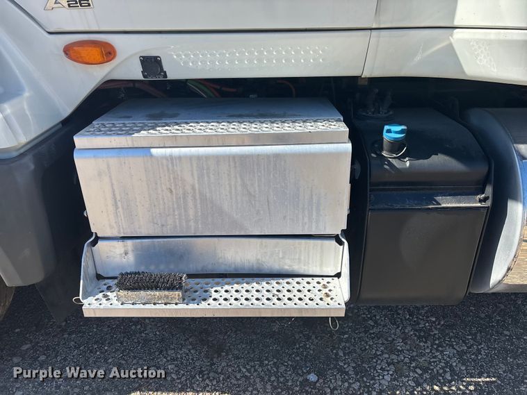 image for item EC3905 2020 International LT625 semi truck