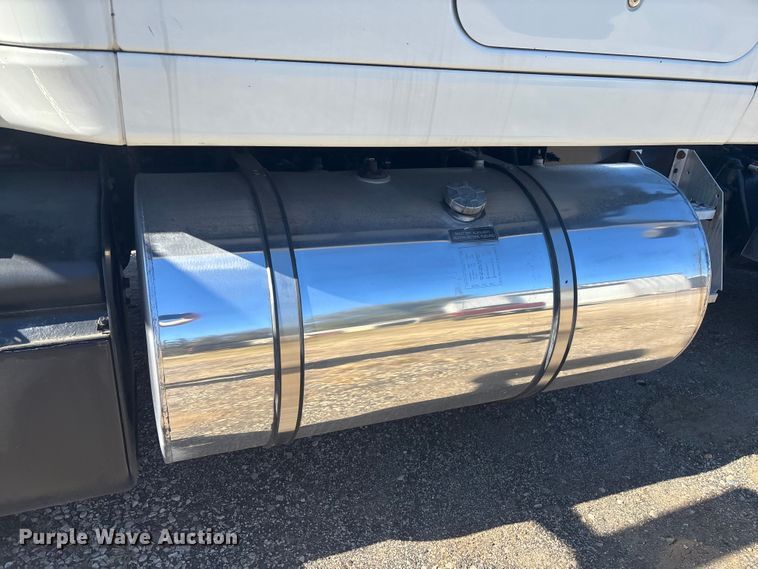 image for item EC3905 2020 International LT625 semi truck