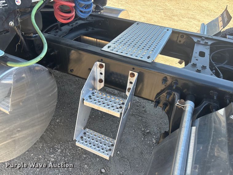 image for item EC3905 2020 International LT625 semi truck